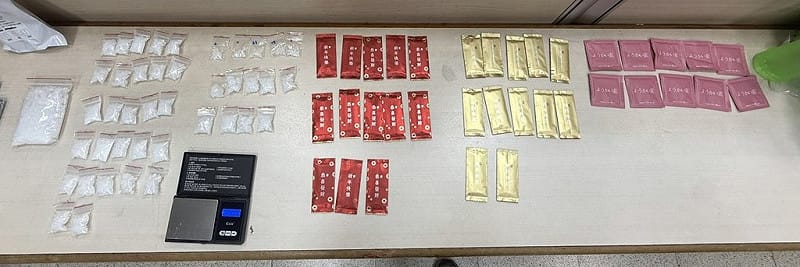 高雄警凌晨盤查未繫安全帶揪毒駕 車內起出毒品77包