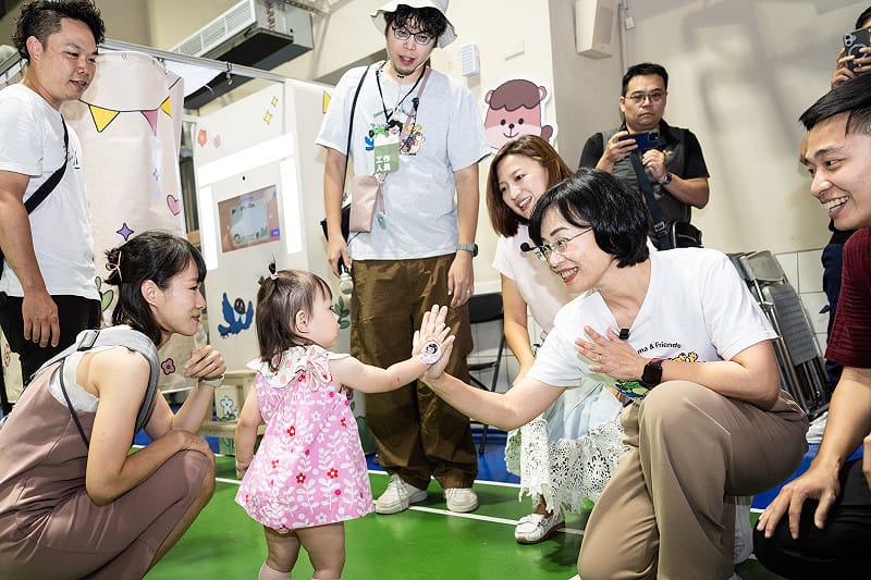 新北市長候選人、立法委員蘇巧慧和小朋友擊掌。&nbsp;&nbsp;&nbsp;圖：蘇巧慧競總提供