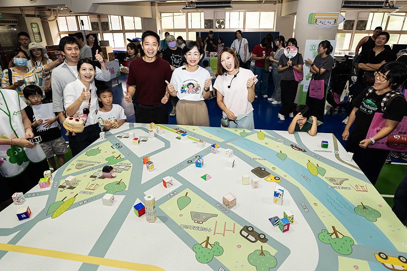  除了數學闖關，現場也打造一幅大型「新店地圖」，讓孩子一邊透過遊戲、一邊尋找熟悉的生活場景，從不同角度認識自己居住的城市。 圖：蘇巧慧競總提供 