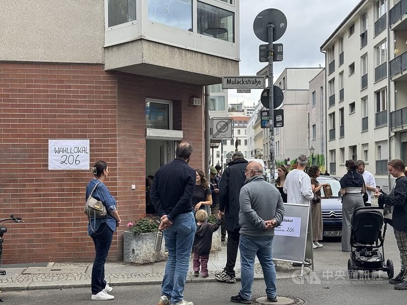 德國首都柏林20日舉行邦議會選舉，不少民眾一早即攜家帶眷前往投開票所投票。圖為市中心米特區一處投開票所。中央社記者林尚縈柏林攝　115年9月21日&nbsp;&nbsp;&nbsp;圖：中央社提供