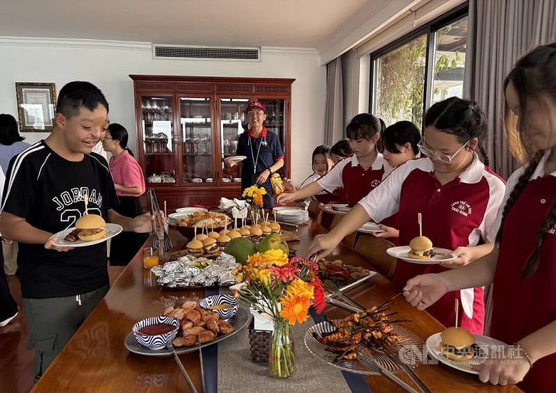 駐越南代表劉世忠20日舉辦中秋感恩餐會，今年主題是連結台越社會的愛心行動，邀請越南台灣協會與受助孩童、青年，現場準備的台灣中秋烤肉、烤熱狗、台式香腸與漢堡，大受歡迎。中央社記者曾婷瑄河內攝115年9月21日&nbsp;&nbsp;&nbsp;圖：中央社提供
