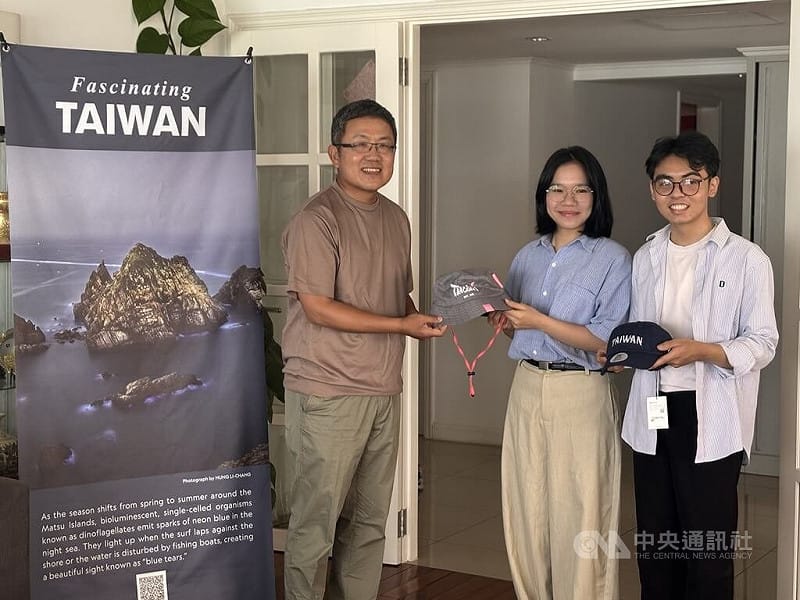 越南家扶基金會獎學金學生陶氏秋莊（中）和楊明林（左）也受邀參加20日的中秋感恩餐會，並獲駐越南代表劉世忠（右）贈送的台灣伴手禮。兩人表示，與台灣人交流的過程中，獲得了最珍貴的情感。中央社記者曾婷瑄河內攝115年9月21日&nbsp;&nbsp;&nbsp;圖：中央社提供