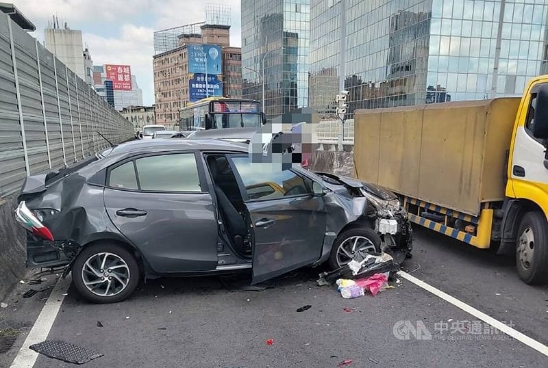 台一線高架道路三重段4車追撞8傷 車流回堵