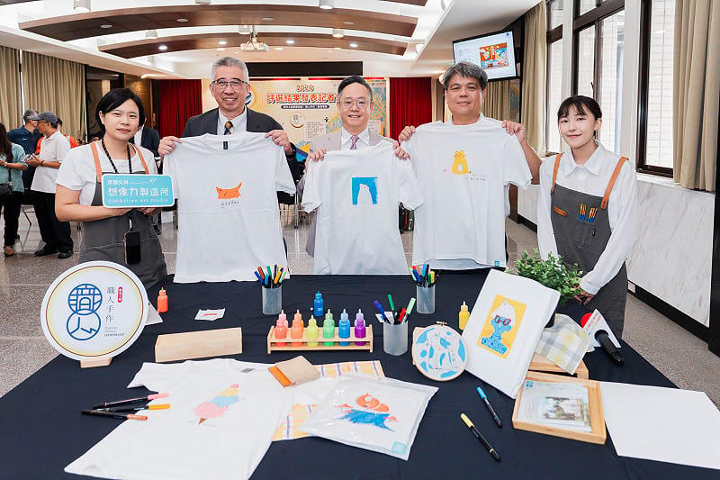 雄獅文具想像力製造所展出職人手作得獎產品「就印me! Tee恤似顏繪Tee me up!」邀請長官與貴賓體驗。&nbsp;&nbsp;&nbsp;圖：產業發展署提供
