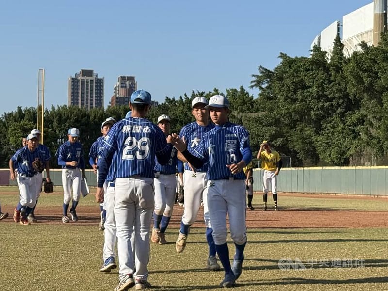 桃園盃棒球賽青棒組賽事大溪高中21日以6比1擊敗東石高中，預賽3連勝晉級複賽。圖為賽後教練、球員擊掌慶祝。中央社記者謝靜雯攝　115年9月21日&nbsp;&nbsp;&nbsp;