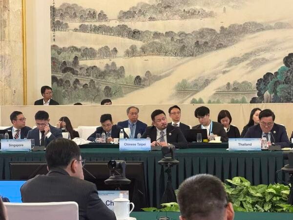 洪申翰左右兩邊是泰國、新加坡部長。&nbsp;&nbsp;&nbsp;圖：勞動部提供
