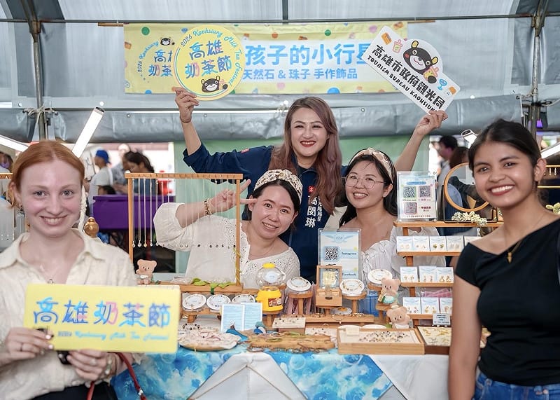 「2026高雄奶茶節」吸引來自歐美、印尼、香港等地的自由行旅客走進鹽埕。&nbsp;&nbsp;&nbsp;圖：高雄市觀光局／提供