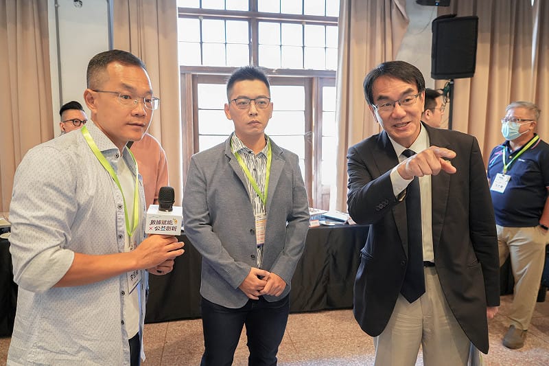 數位發展部部長林宜敬聆聽資料創新成果。&nbsp;&nbsp;&nbsp;圖：數發部提供