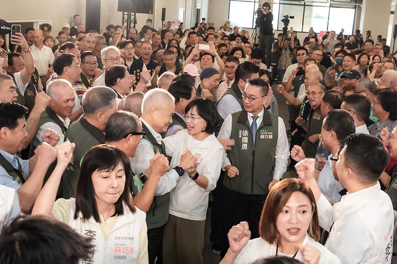 蘇巧慧表示，感謝參選這800多天來，每到一個地區，都有地方前輩、議員及基層夥伴帶著她深入地方，了解29區不同的議題與需求。右為民進黨秘書長徐國勇。&nbsp;&nbsp;&nbsp;圖：蘇巧慧競總提供