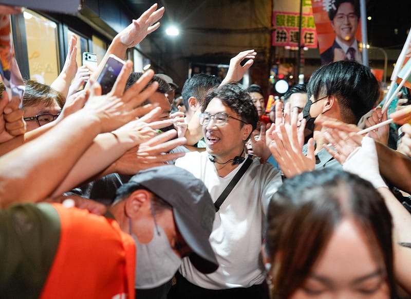 沈伯洋前往延三夜市掃街。&nbsp;&nbsp;&nbsp;圖：張良一/攝