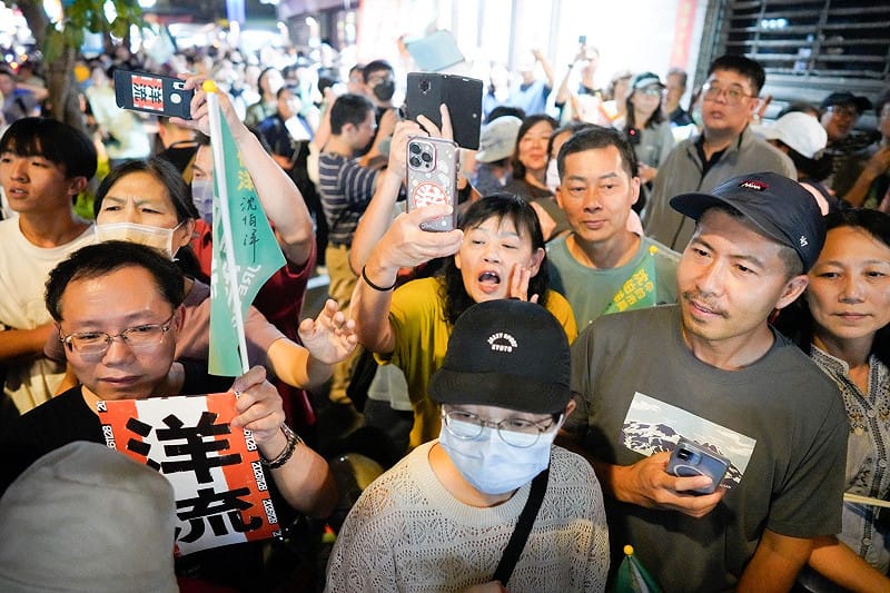 沈伯洋前往延三夜市掃街，人潮爆滿。&nbsp;&nbsp;&nbsp;圖：張良一/攝