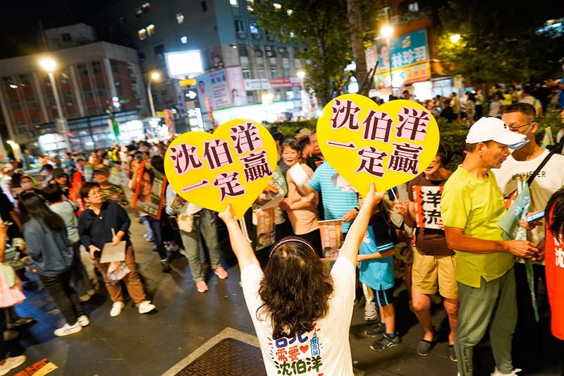 沈伯洋前往延三夜市掃街，人潮爆滿。&nbsp;&nbsp;&nbsp;圖：張良一/攝