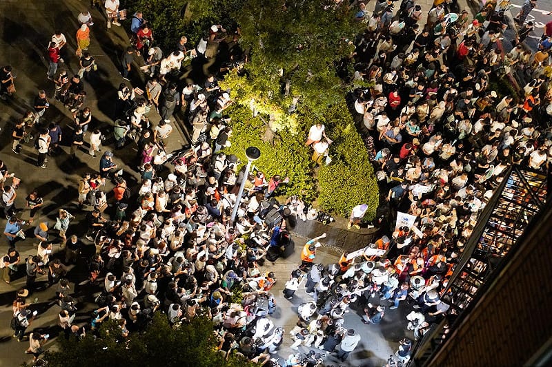 沈伯洋前往延三夜市掃街，人潮爆滿。&nbsp;&nbsp;&nbsp;圖：張良一/攝