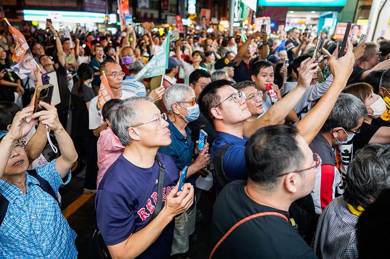沈伯洋前往延三夜市掃街，人潮爆滿。&nbsp;&nbsp;&nbsp;圖：張良一/攝