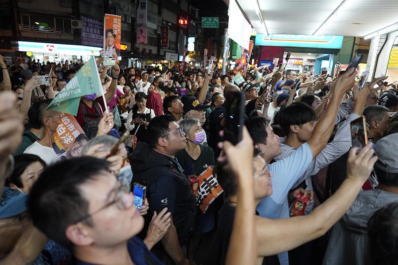 沈伯洋前往延三夜市掃街，人潮爆滿。&nbsp;&nbsp;&nbsp;圖：張良一/攝
