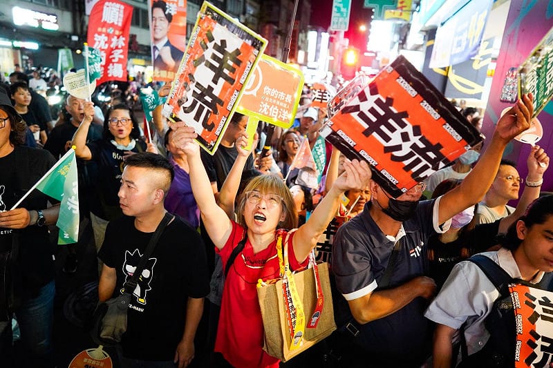 沈伯洋前往延三夜市掃街，人潮爆滿。&nbsp;&nbsp;&nbsp;圖：張良一/攝