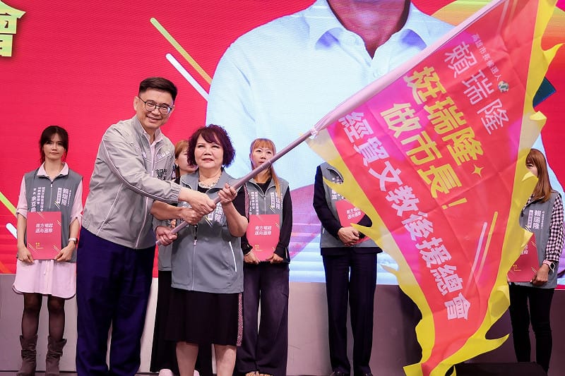 賴瑞隆(前左)授旗給「經貿文教後援總會」總會長劉秀鳳(前右)。&nbsp;&nbsp;&nbsp;圖：賴瑞隆競辦／提供
