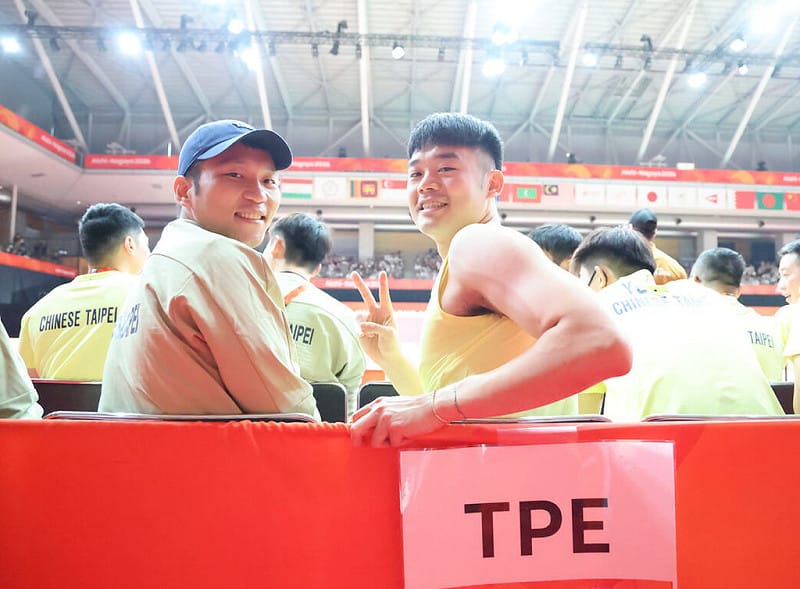 被列為大會第3種子的台灣羽球男子團體，22日在名古屋亞運8強對上泰國，賽前運動部長李洋（前左）特地到場加油，與昔日搭檔王齊麟（前右）在場邊合影。（中華奧會提供）中央社記者黎建忠傳真　115年9月22日&nbsp;&nbsp;&nbsp;