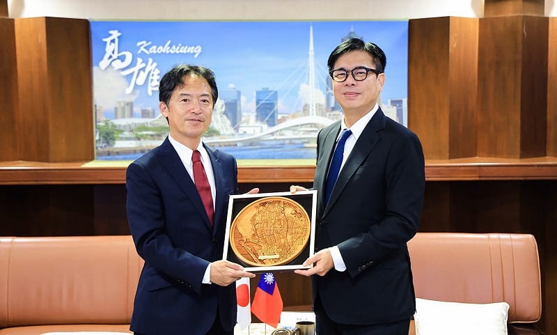 陳其邁(右)歡迎福永護(左)到任日本台灣交流協會高雄事務所所長。&nbsp;&nbsp;&nbsp;圖：高雄市行國處／提供