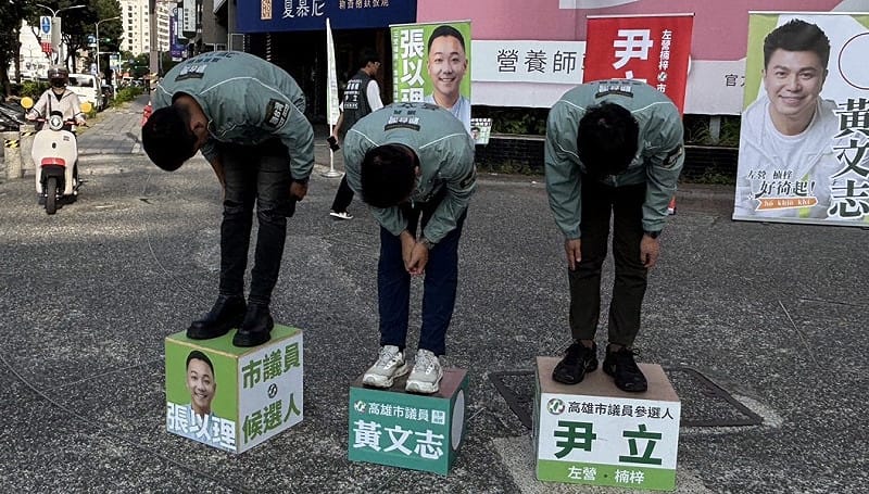 張以理、黃文志、尹立(左至右)向通勤上班民眾鞠躬。&nbsp;&nbsp;&nbsp;圖：張以理服務處／提供