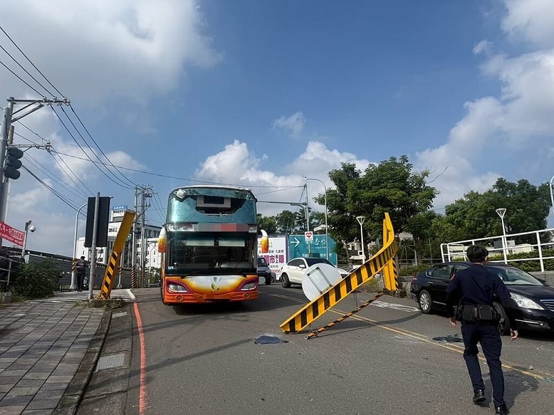 遊覽車撞擊限高架幸無人傷 高雄警將開罰