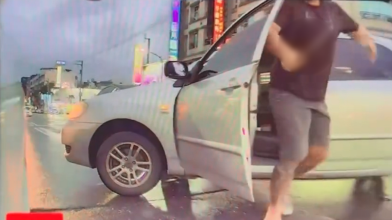 左轉未獲直行車禮讓！高雄男持刀下車揮舞 原PO諷：遇到水果忍者