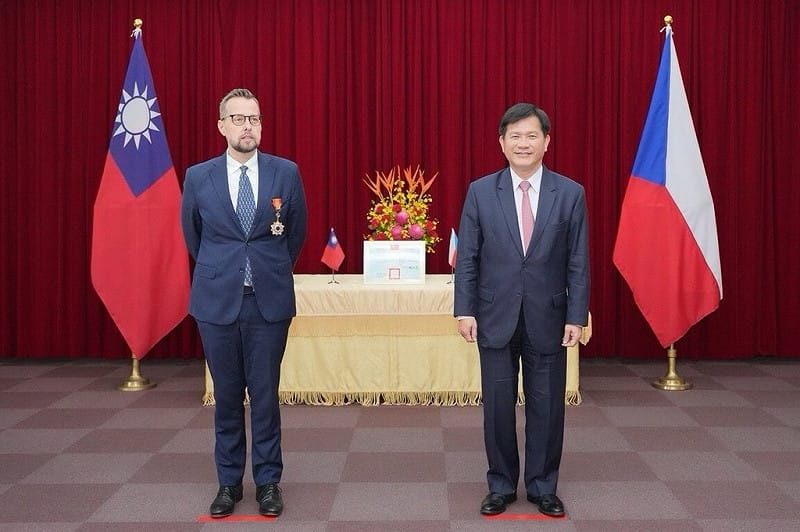 林佳龍頒特種外交獎章 捷克代表:銘記台灣社會特質
