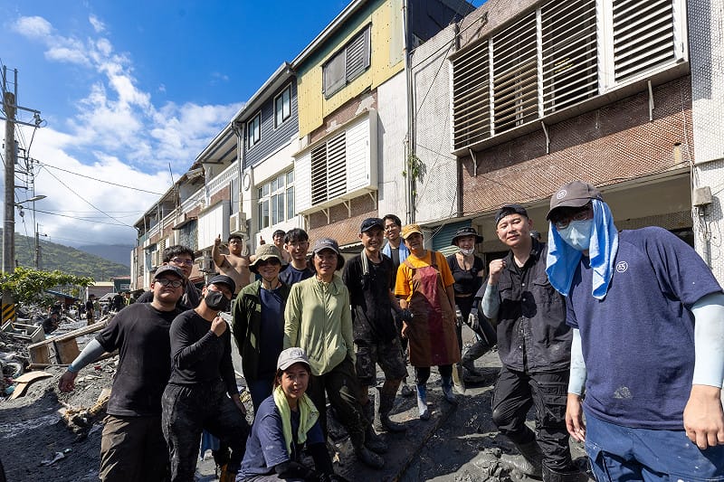 (影)馬太鞍洪災一周年 部落青年感謝蘇巧慧媒合企業協助重建