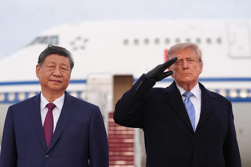 中國國家主席習近平（左）23日飛抵美國安德魯聯合基地，美國總統川普（右）親自接機。（美聯社）  圖：中央社提供