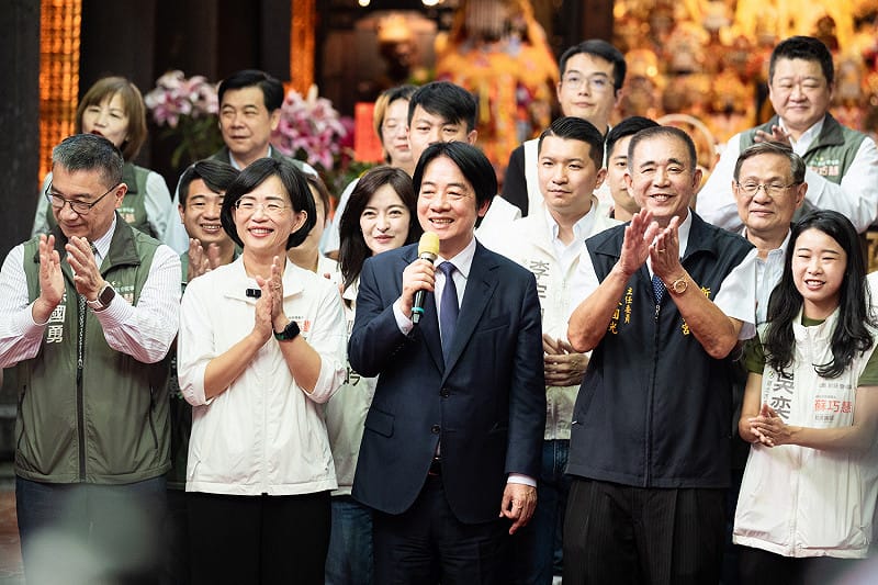 兩人同框慈佑宮 賴清德:明年普發現金一萬元是蘇巧慧提議