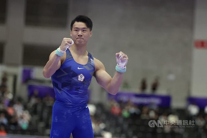 「世界貓王」唐嘉鴻（圖）24日晚間在2026名古屋亞運競技體操男子吊環決賽登場，打頭陣上場的他順利完成整套動作，落地後振臂露出笑容。中央社　115年9月24日&nbsp;&nbsp;&nbsp;