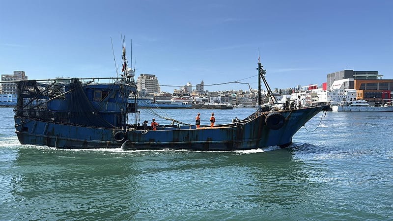 海巡中秋連假不打烊　澎湖目斗嶼海域查扣越界的無名中國漁船