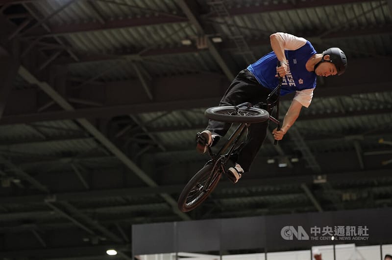 鄭喬鴻闖亞運BMX自由式決賽 秀Team Taiwan手勢