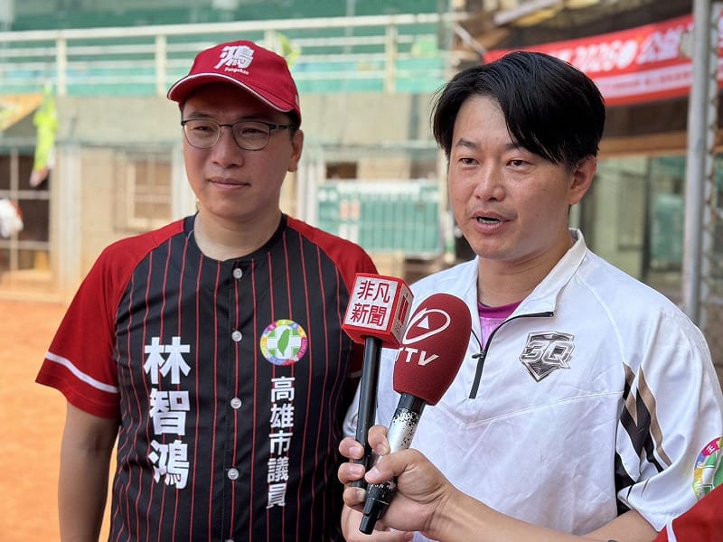 林智鴻(左)邀陳柏惟(右)再次參與公益壘球賽。&nbsp;&nbsp;&nbsp;圖：林智鴻服務處／提供