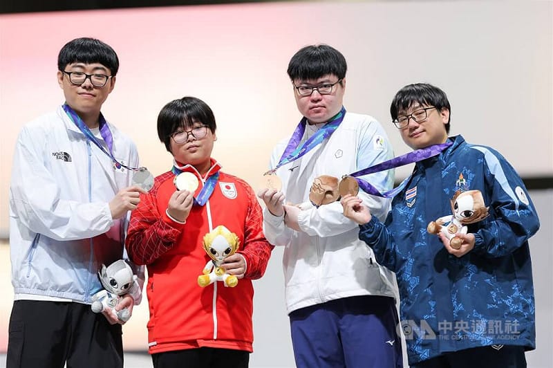 名古屋亞運電競「魔法氣泡」26日在名古屋舉行，台灣好手郭子昂（右2）於4強以3比10不敵韓國選手姜東信，拿下銅牌，賽後與奪下金牌的年僅11歲日本神童栗原悠輝（左2）等人一同合影留念。中央社記者翁睿坤名古屋攝 115年9月26日&nbsp;&nbsp;&nbsp;