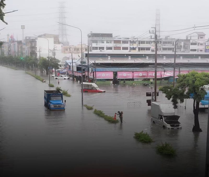 泰國曼谷暴雨災情擴大!50行政區全列災區、民眾恐慌湧現搶購潮