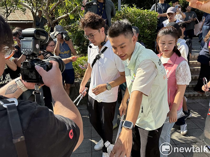 民進黨台北市長參選人沈伯洋今出席「台北兒少行動 不落蒂聯盟x衣衣不捨小隊聯合倡議」活動，現場撿煙蒂。&nbsp;&nbsp;&nbsp;圖：周煊惠 / 攝