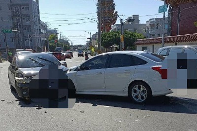 台南2車不明原因對撞 3大2小送醫