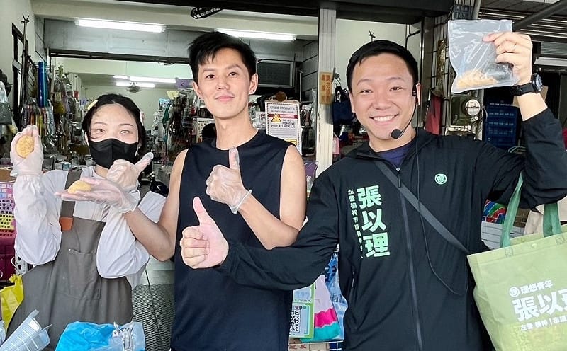 張以理(右)與左營哈囉市場「麻糬帥哥」(中)。&nbsp;&nbsp;&nbsp;圖：張以理競辦／ 提供