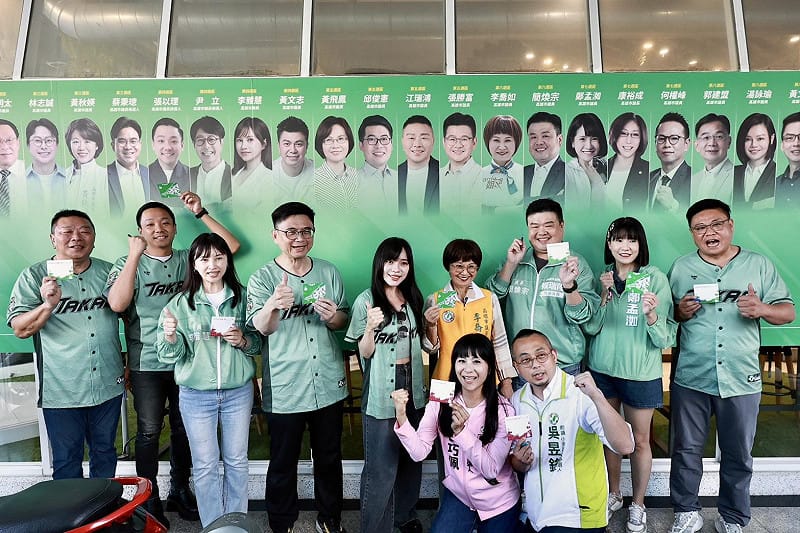 高雄綠營民代親自寫下祝福小卡，為民進黨及台灣送上祝福。&nbsp;&nbsp;&nbsp;圖：民進黨高雄市黨部／提供