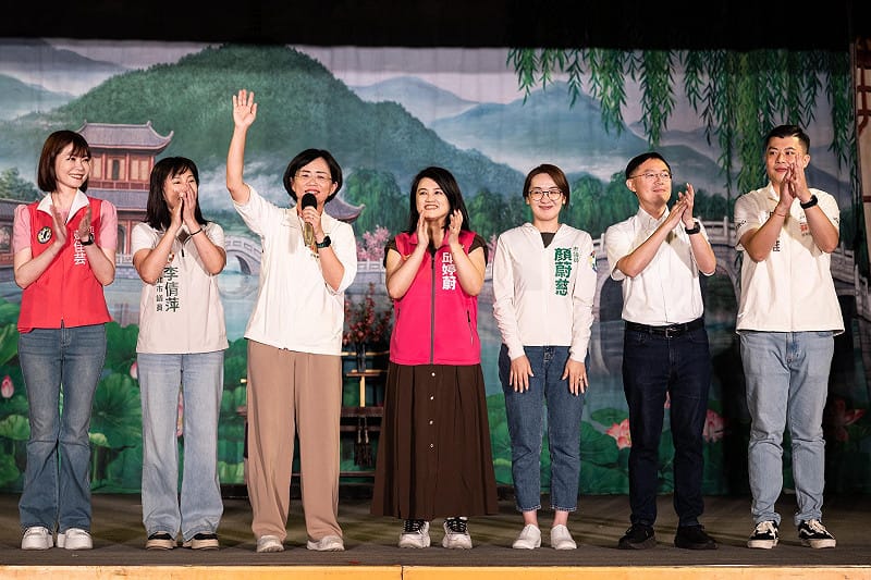  立法委員李坤城、新北市議員李倩萍、邱婷蔚、彭佳芸、顏蔚慈、李余典，新北市議員候選人陳俊維皆出席今（27）天的活動。 圖：蘇巧慧競總提供 