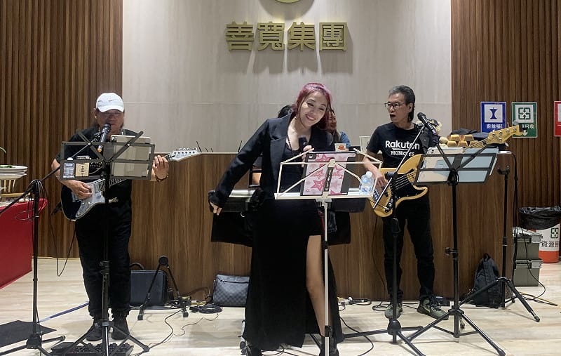 善寬建設中秋感恩餐會，現場請來樂團助興。&nbsp;&nbsp;&nbsp;圖：孫家銘／拍攝