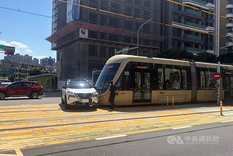 淡海輕軌列車遭擦撞 自小客車駕駛疑違規左轉釀禍