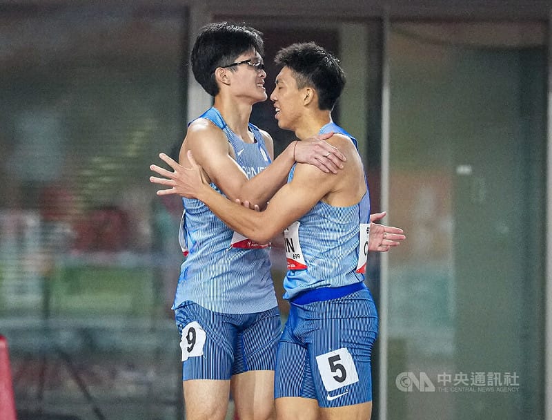 林仲威（右）以48秒74個人最佳成績摘下銅牌，賽後與跑出49秒25、名列第4的隊友陳建榮（左）相互致意。中央社記者鄭清元愛知攝　115年9月28日&nbsp;&nbsp;&nbsp;
