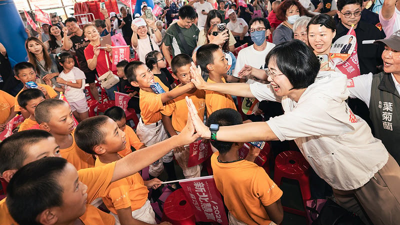 蘇巧慧和現場參與活動的小朋友擊掌。&nbsp;&nbsp;&nbsp;圖：蘇巧慧競總提供