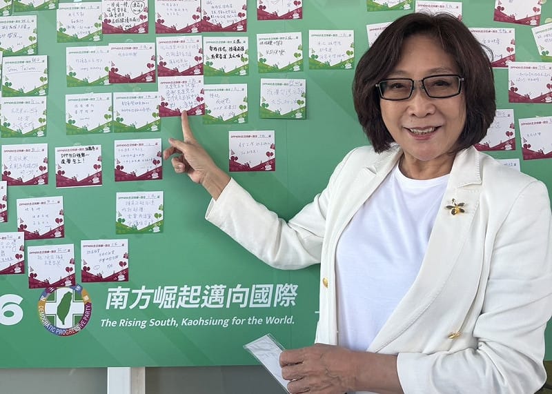 康裕成親自寫下給民進黨40週年的祝福卡片。&nbsp;&nbsp;&nbsp;圖：民進黨高雄市黨部／提供