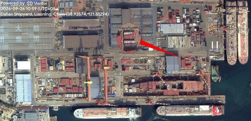 中国第四艘航空母舰(通称004 型),左舷已接连安装2 个大尺寸外飘分段模组。 图:翻摄自单手搓核弹
