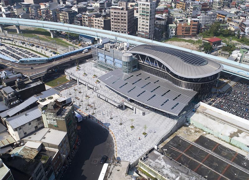 基隆車站大樓下「石塊雨」!砸壞招牌、機車 市議員籲盡速改善