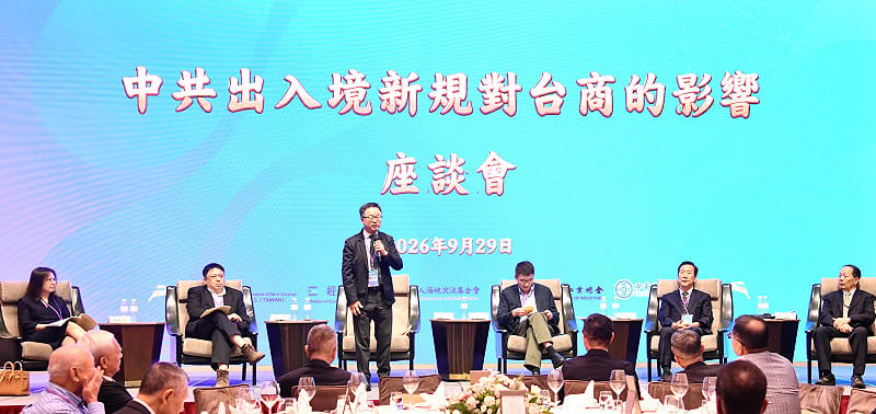 海基會29日舉辦「2026大陸台商秋節座談聯誼活動」，專題座談由海基會秘書長羅文嘉與陸委會副主委梁文傑共同主持。&nbsp;&nbsp;&nbsp;圖：海基會提供