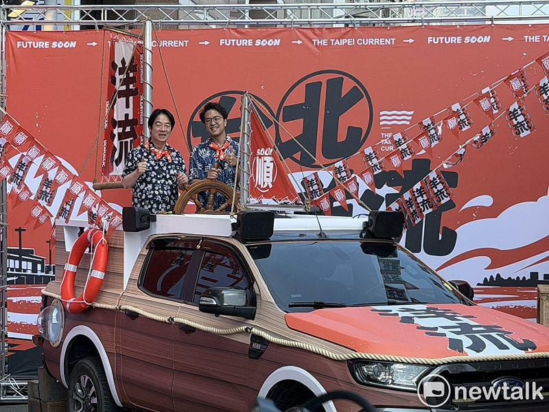 賴清德與沈伯洋登上洋流號，船舵則是日前登記參選時由蔡英文所致贈。&nbsp;&nbsp;&nbsp;圖：高逸帆／攝